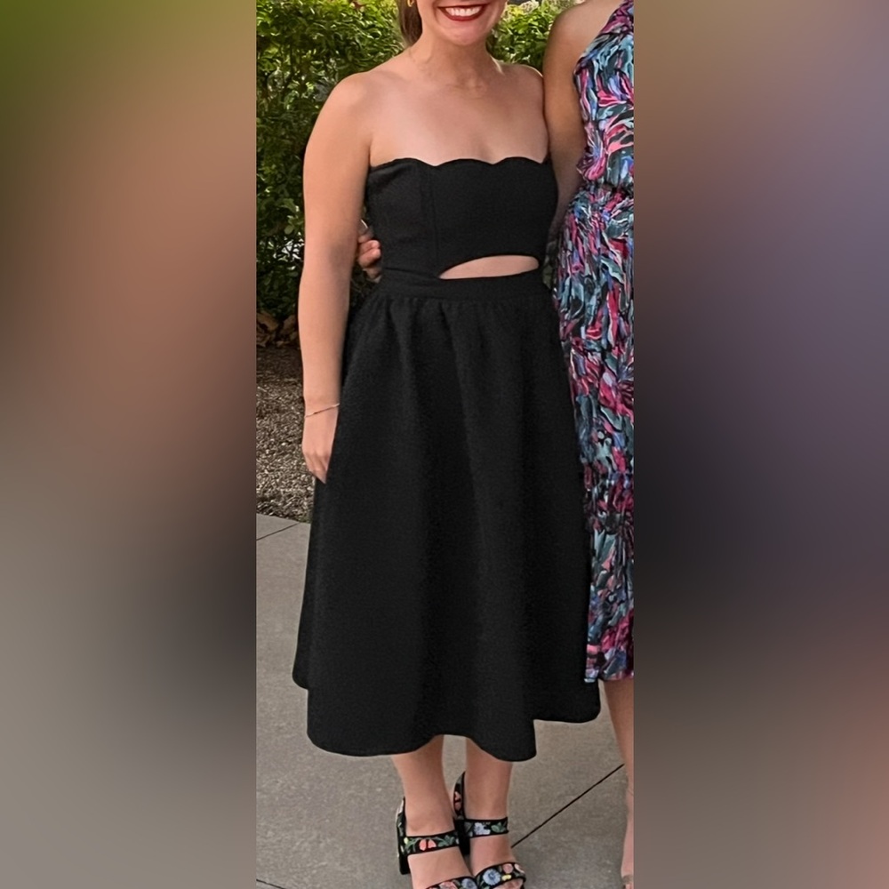 Scalloped strapless dress with cutout